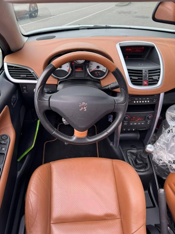 PEUGEOT 207 CC 1.6 16V Trendy, Essence, Occasion / Utilisé, Manuelle - 6