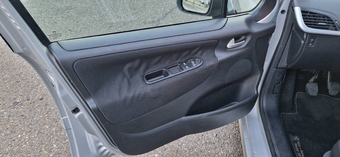 PEUGEOT 207 1.4 16V 95 Trendy Clim, Benzin, Occasion / Gebraucht, Handschaltung - 3