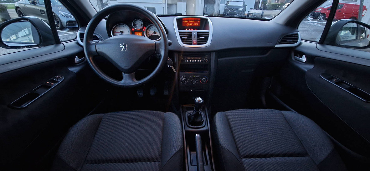 PEUGEOT 207 1.4 16V 95 Trendy Clim, Benzin, Occasion / Gebraucht, Handschaltung - 5