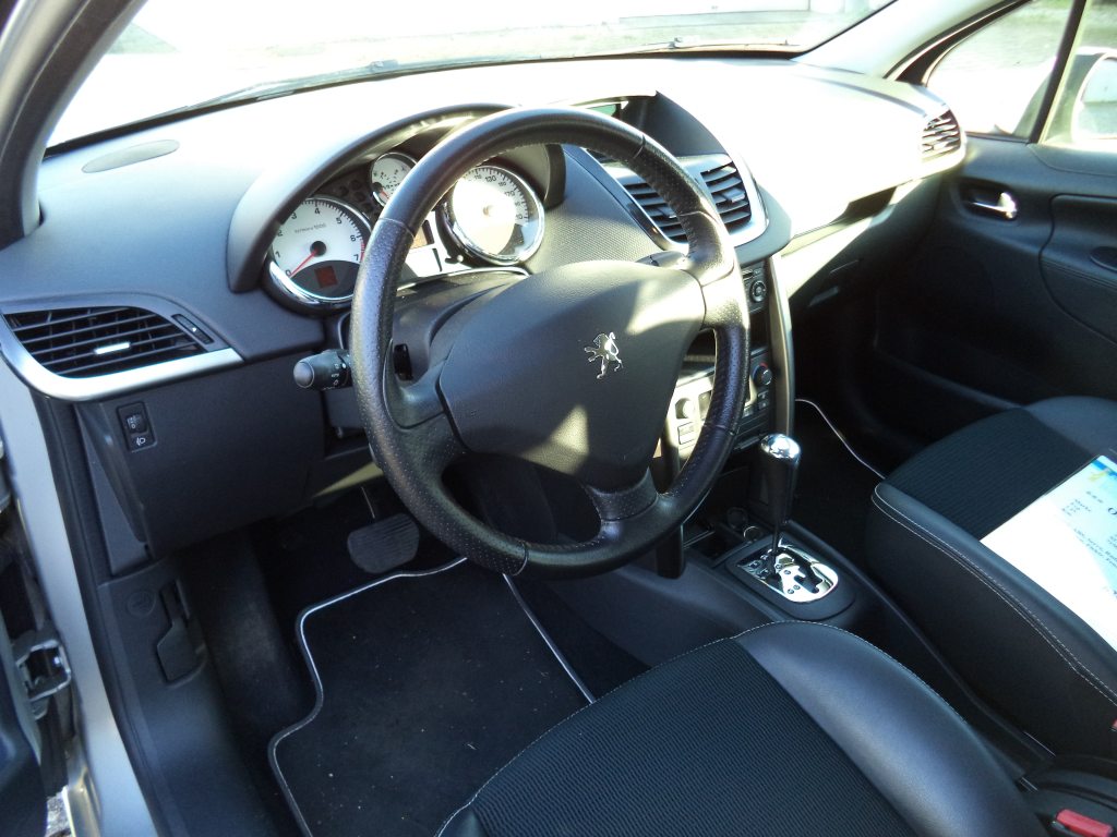 PEUGEOT 207 1.6 16V Allure, Essence, Occasion / Utilisé, Automatique - 6