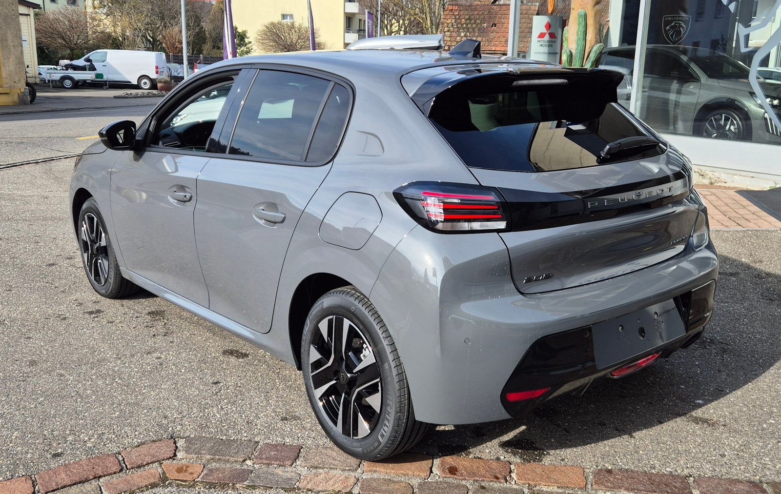 PEUGEOT 208 1.2 MHEV Allure Helvetia, Mild-Hybrid Petrol/Electric, New car, Automatic - 2