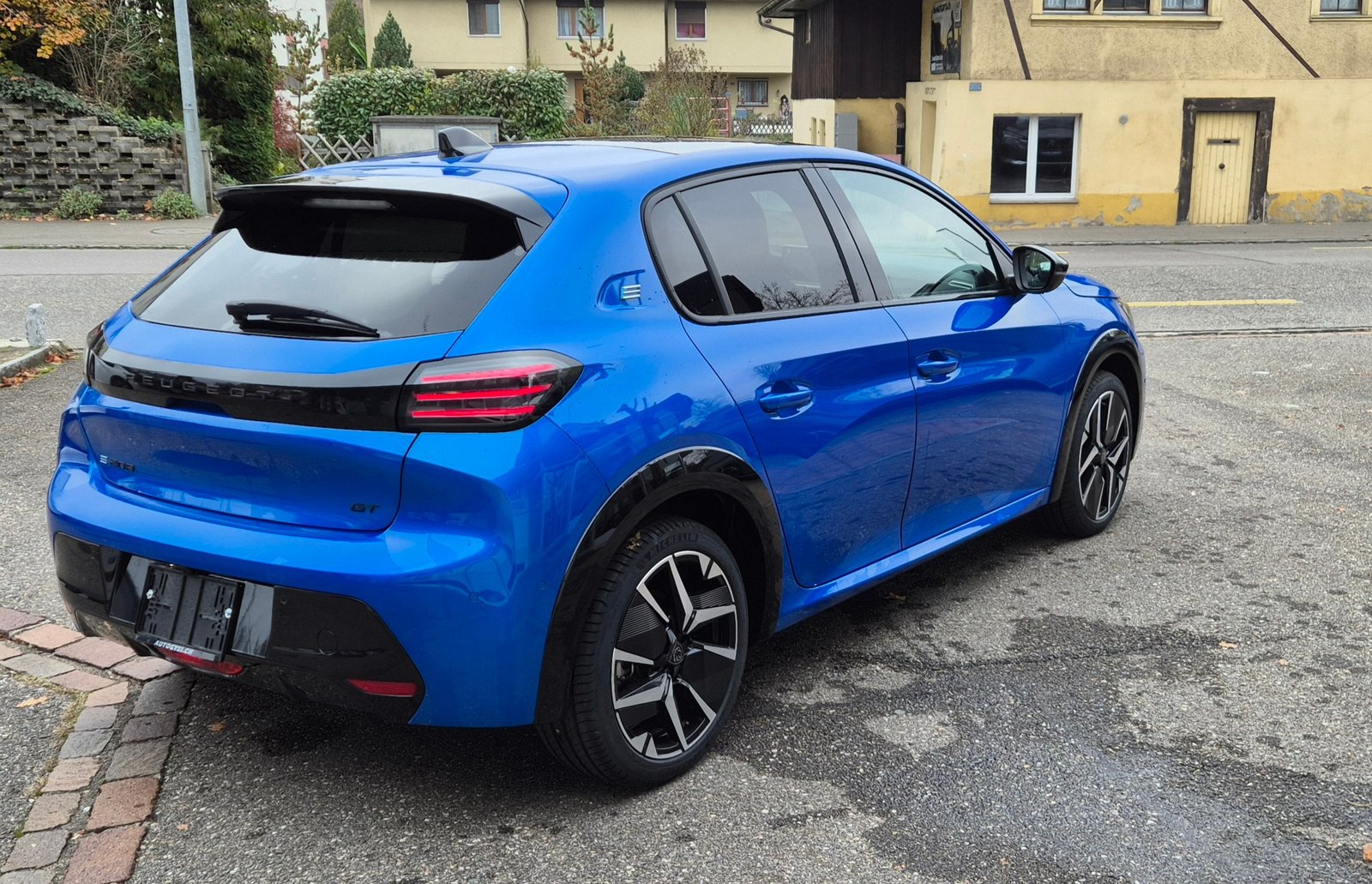 PEUGEOT 208 1.2 MHEV GT Helvetia, Mild-Hybrid Benzin/Elektro, Neuwagen, Automatik - 3