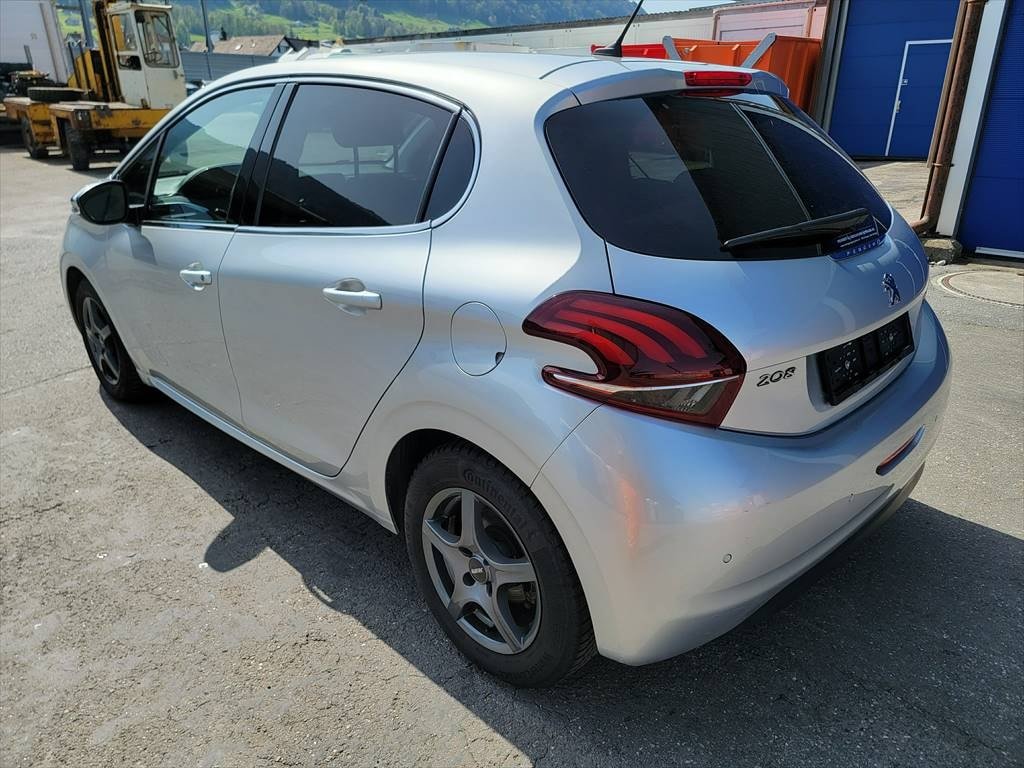 PEUGEOT 208 1.2 PureTech Allure EAT6, Petrol, Second hand / Used, Automatic - 3