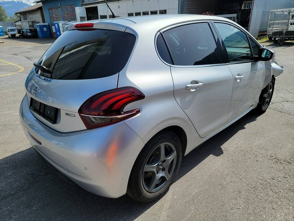 PEUGEOT 208 1.2 PureTech Allure EAT6, Petrol, Second hand / Used, Automatic - 5