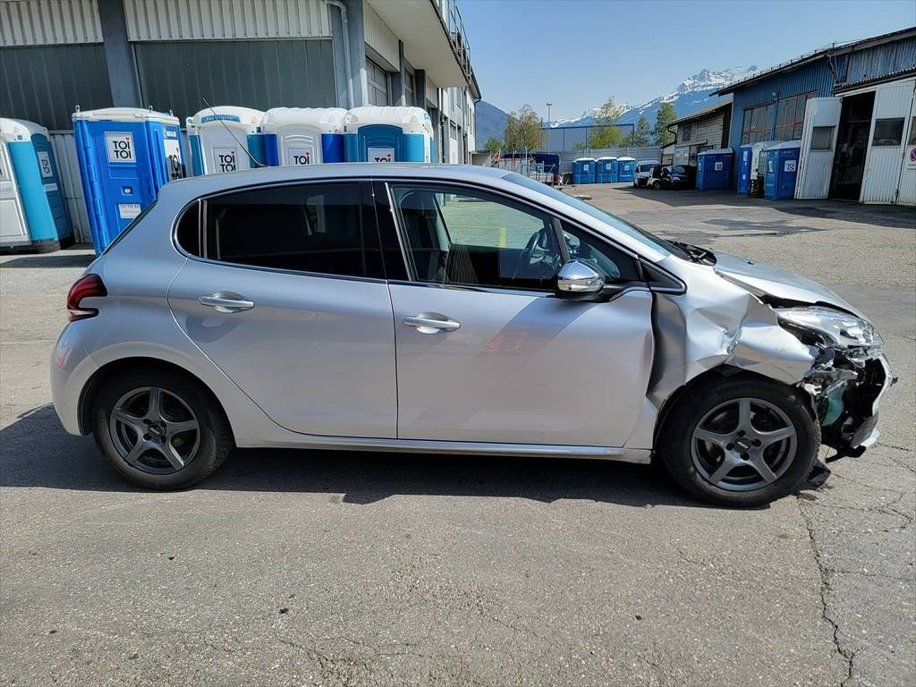 PEUGEOT 208 1.2 PureTech Allure EAT6, Petrol, Second hand / Used, Automatic - 6