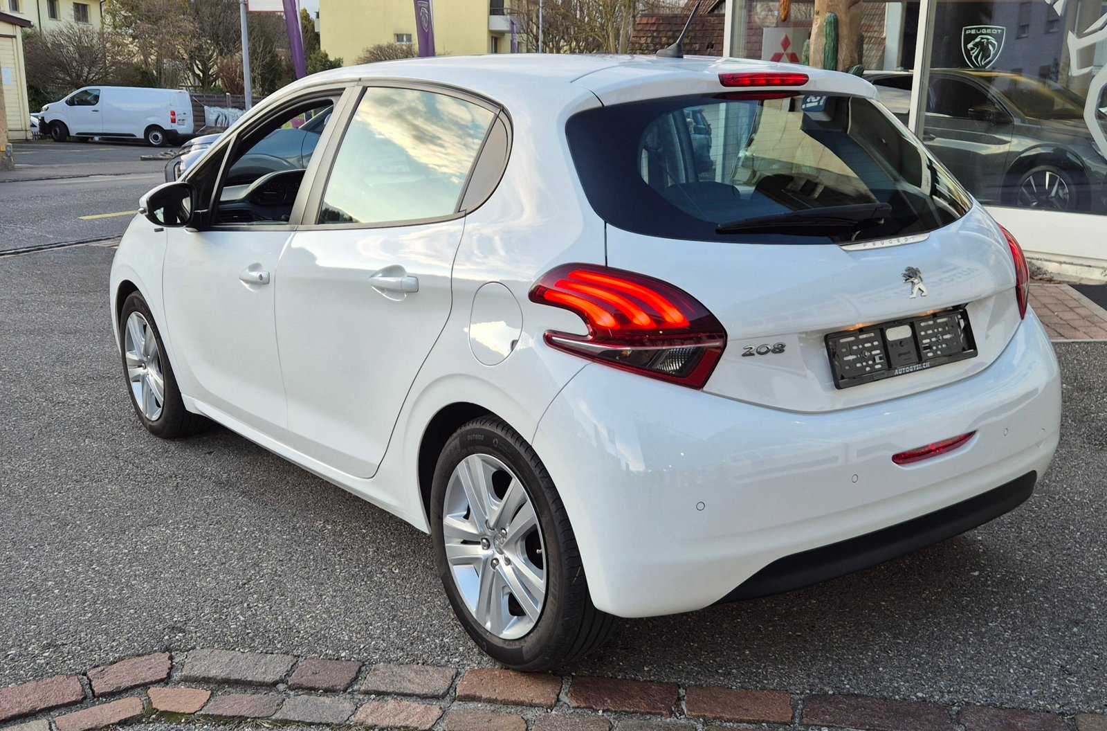 PEUGEOT 208 1.2 PureTech Active, Benzin, Occasion / Gebraucht, Handschaltung - 2