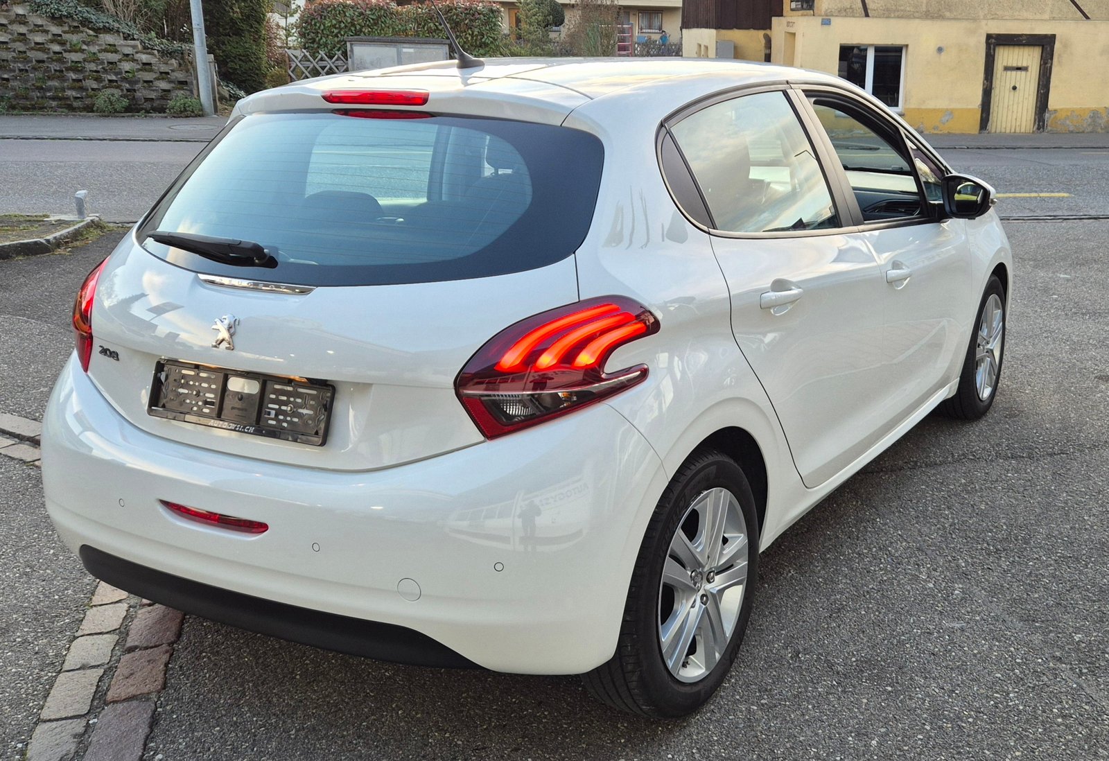 PEUGEOT 208 1.2 PureTech Active, Benzin, Occasion / Gebraucht, Handschaltung - 3