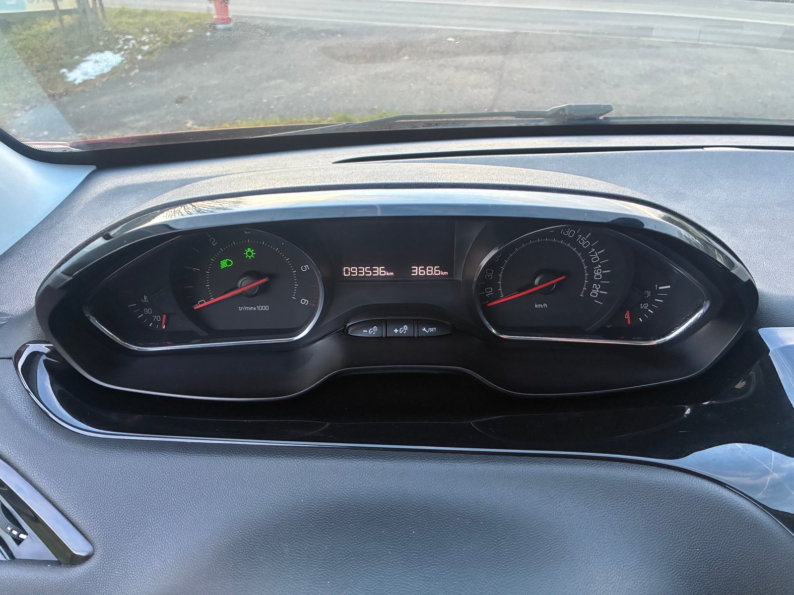 PEUGEOT 208 1.4 e-HDi Active EGS5, Diesel, Occasion / Gebraucht, Automat - 6