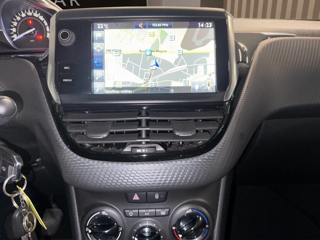 PEUGEOT 208 1.2 PureTech Style, Benzin, Occasion / Gebraucht, Handschaltung - 6