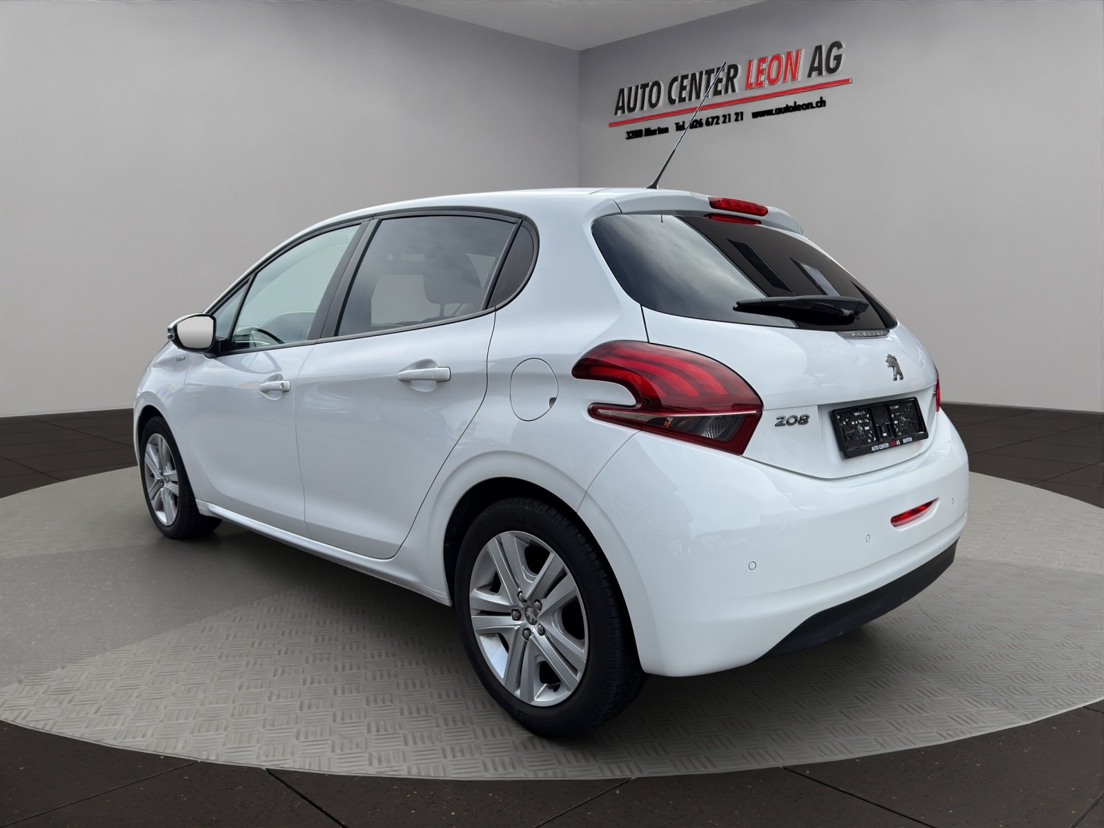 PEUGEOT 208 1.2 PureTech Style, Petrol, Second hand / Used, Manual - 4