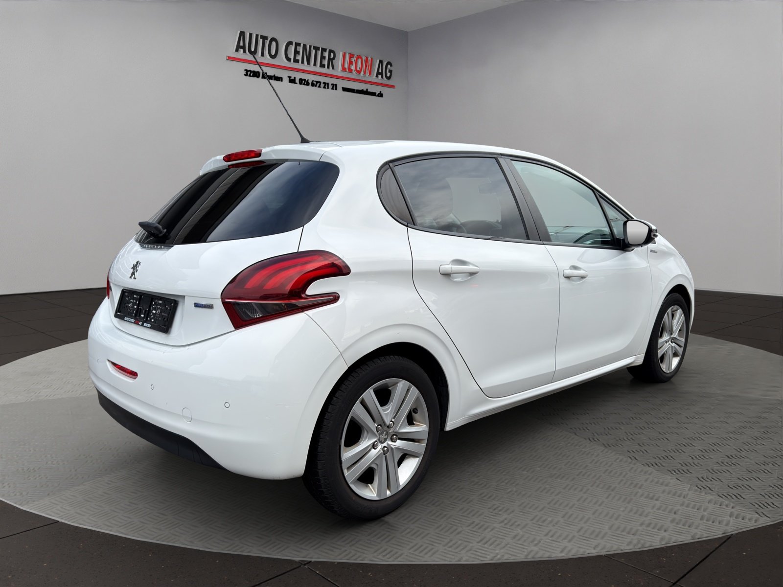 PEUGEOT 208 1.2 PureTech Style, Petrol, Second hand / Used, Manual - 6