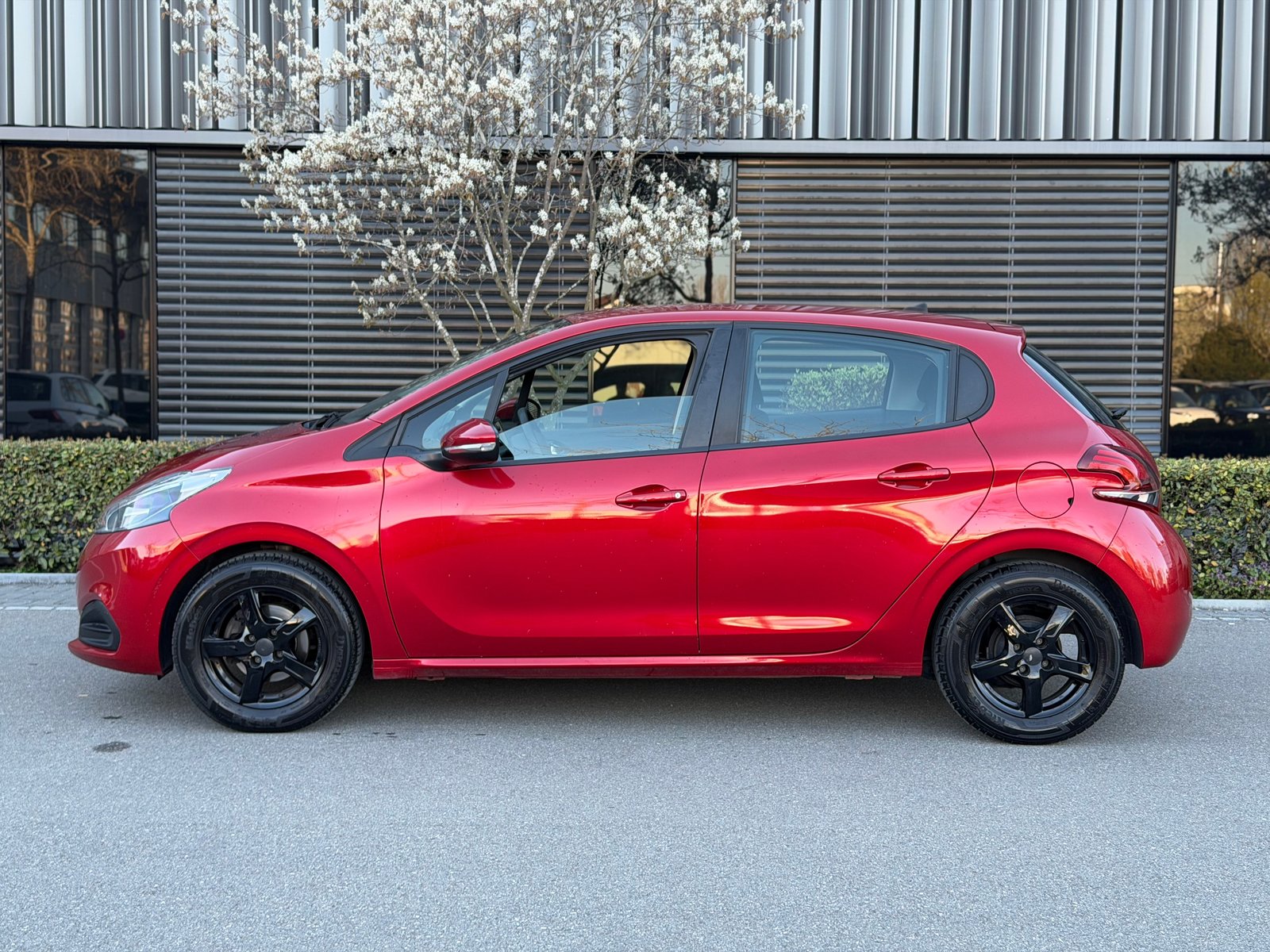 PEUGEOT 208 1.2 PureTech Active, Benzin, Occasion / Gebraucht, Handschaltung - 2