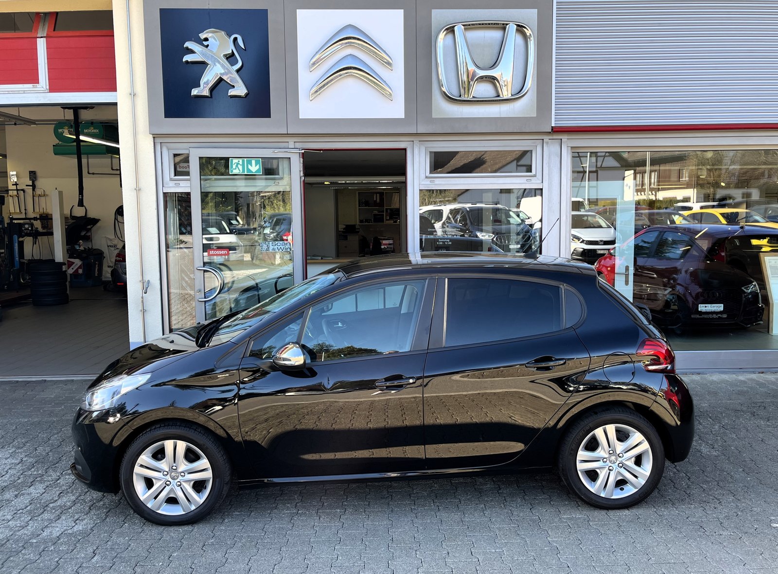 PEUGEOT 208 1.2 PureTech Signature EAT6, Petrol, Second hand / Used, Automatic - 4