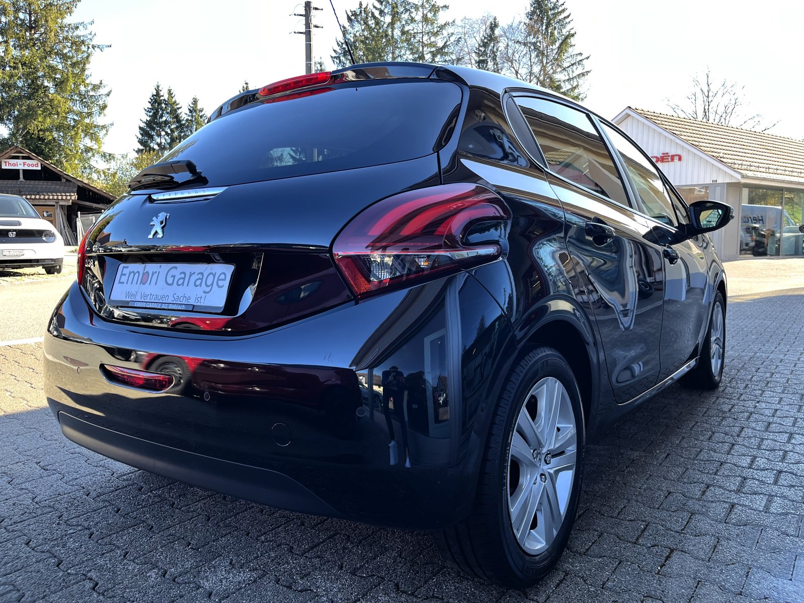 PEUGEOT 208 1.2 PureTech Signature EAT6, Petrol, Second hand / Used, Automatic - 5