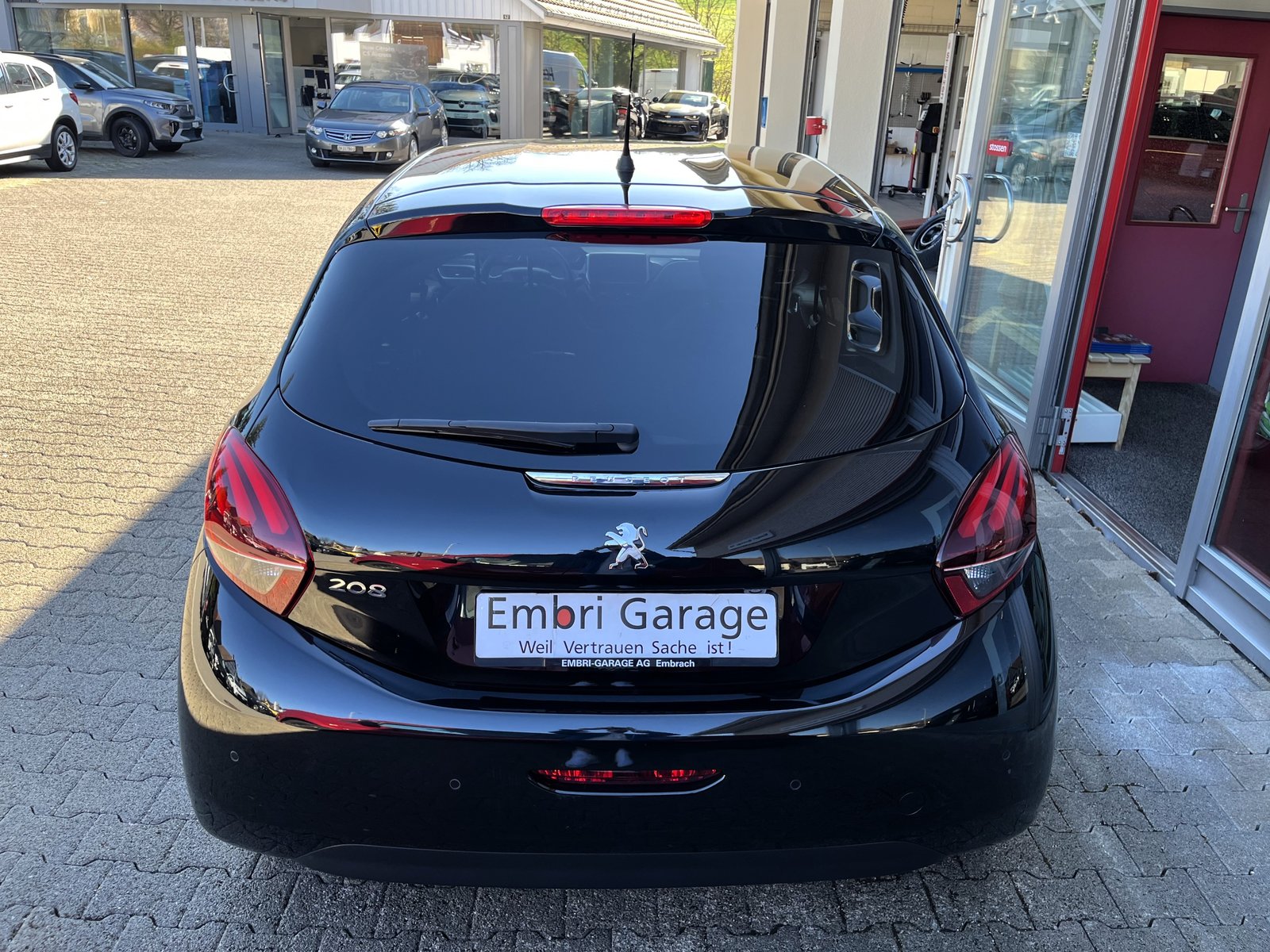PEUGEOT 208 1.2 PureTech Signature EAT6, Petrol, Second hand / Used, Automatic - 6