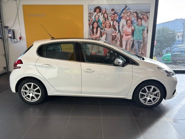 PEUGEOT 208 1.2 PureTech Allure, Benzin, Occasion / Gebraucht, Handschaltung - 2