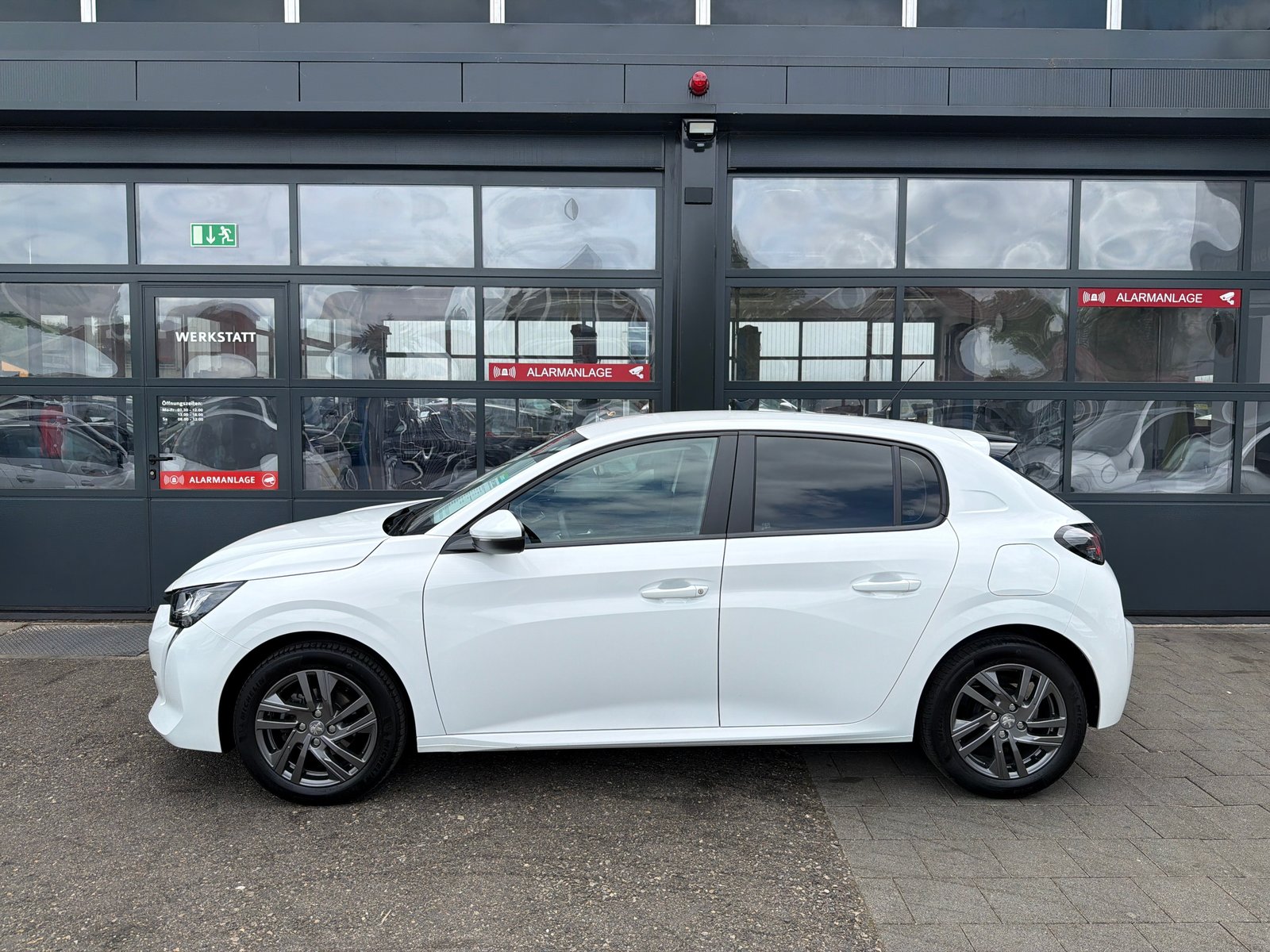 PEUGEOT 208 1.2 PureTech Active Pack, Benzin, Occasion / Gebraucht, Handschaltung - 3