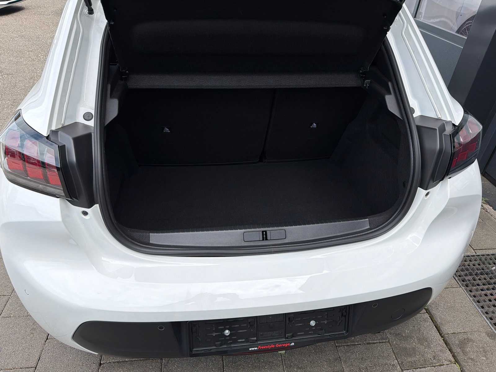PEUGEOT 208 1.2 PureTech Active Pack, Benzin, Occasion / Gebraucht, Handschaltung - 6