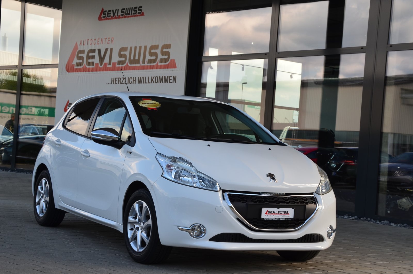 PEUGEOT 208 1.2 VTI Style*Ab MFK,1 Jahr oder 20'000km Garant, Essence, Occasion / Utilisé, Manuelle - 2