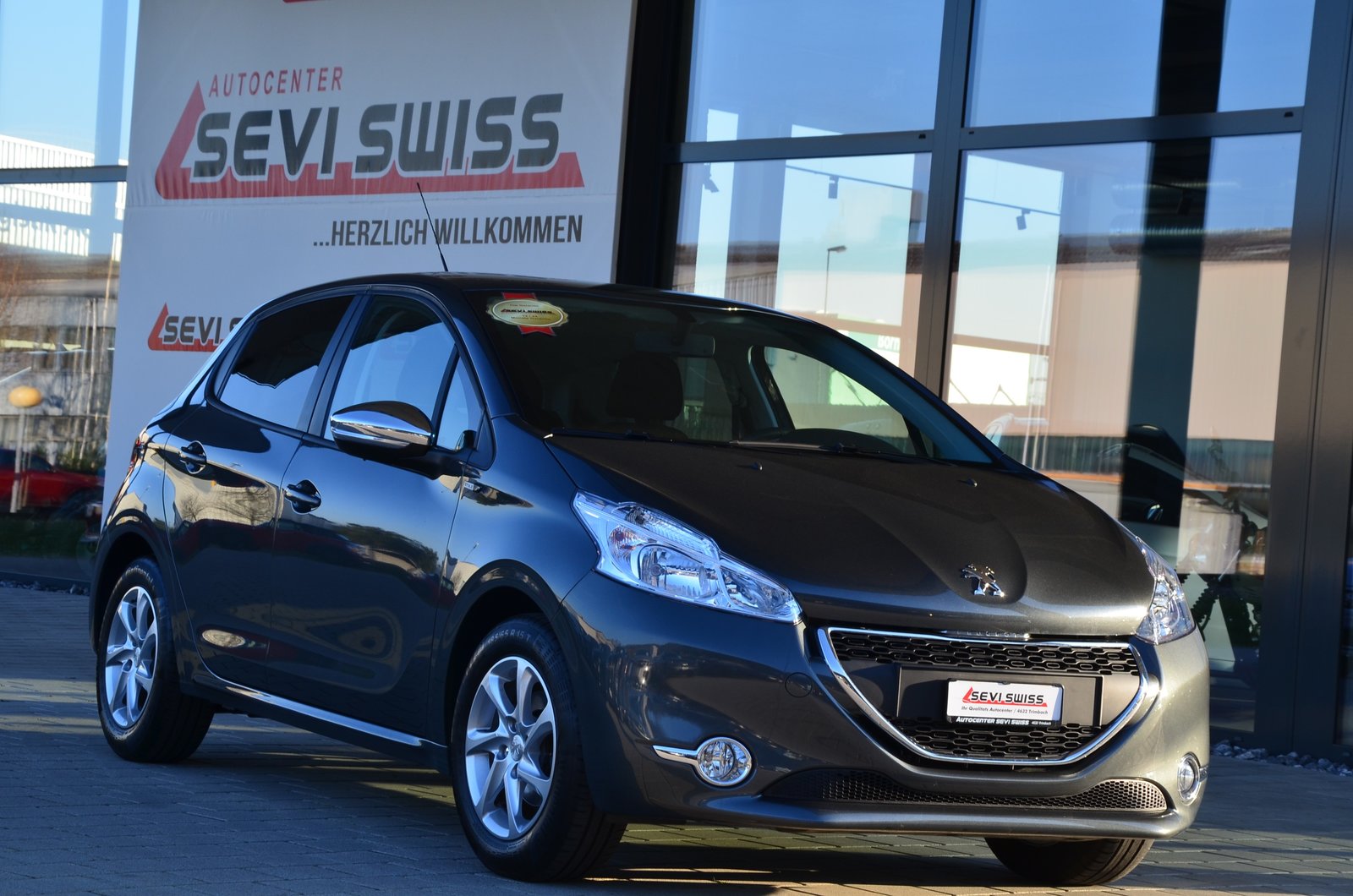 PEUGEOT 208 1.2 VTI Style*Aus erster Hand*Frisch ab MFK,1 Ja, Benzin, Occasion / Gebraucht, Handschaltung - 2