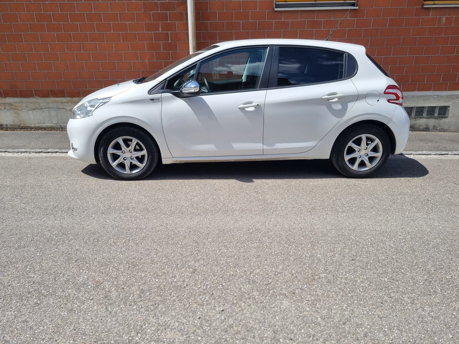 PEUGEOT 208 1.2 VTI Active, Petrol, Second hand / Used, Manual - 2