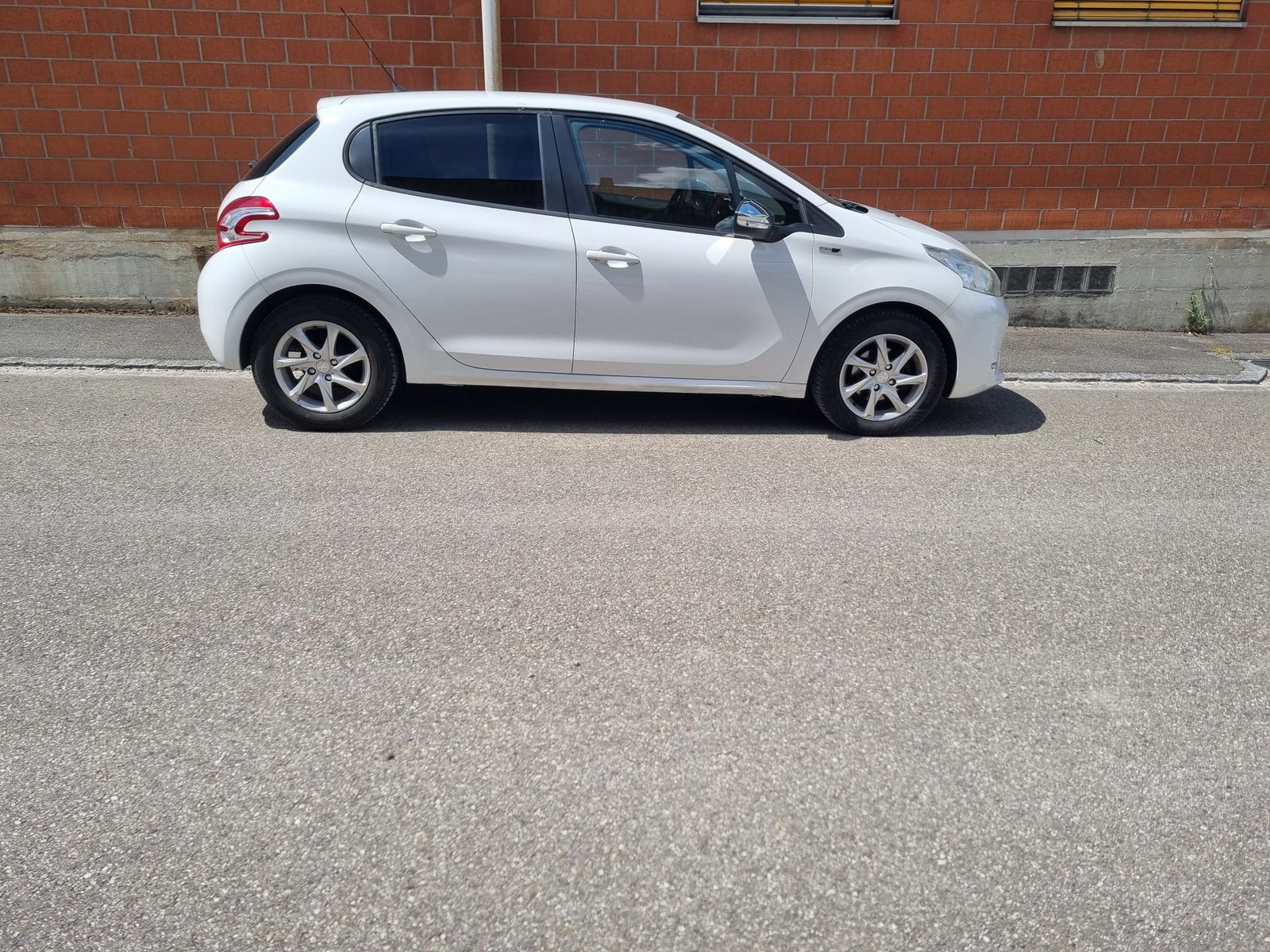 PEUGEOT 208 1.2 VTI Active, Petrol, Second hand / Used, Manual - 7