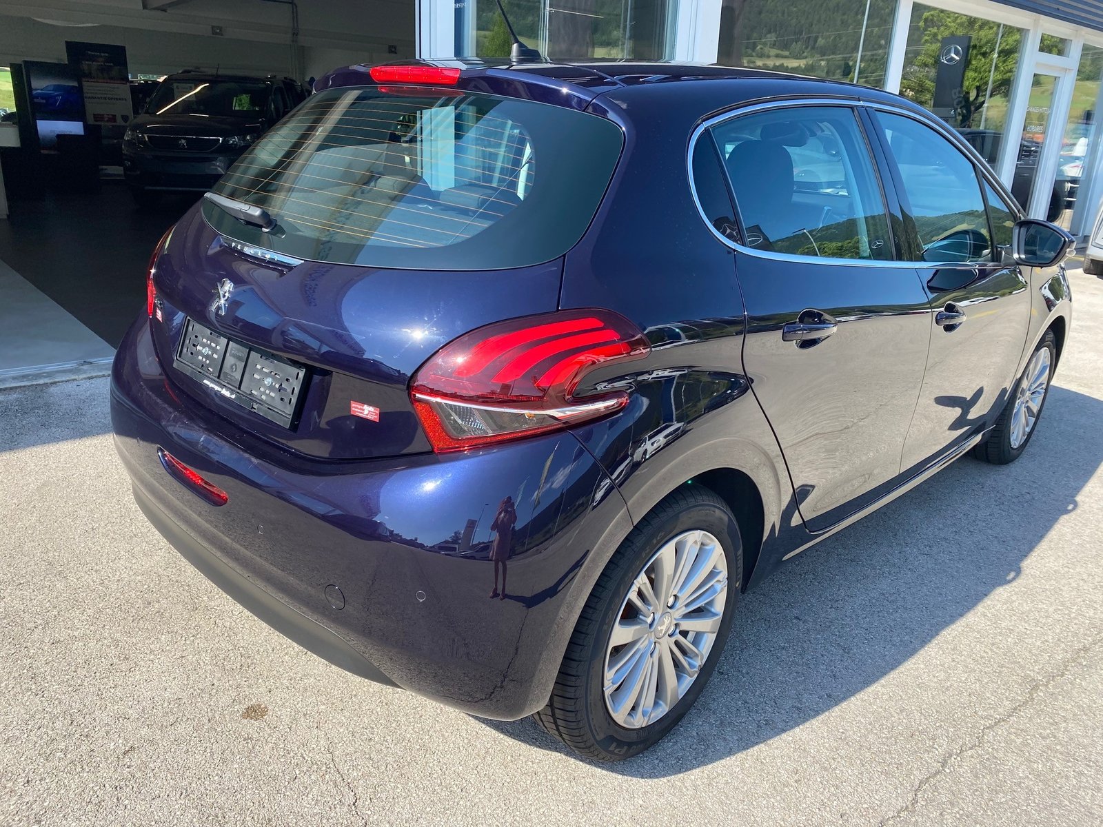 PEUGEOT 208 1.2 Allure, Benzin, Occasion / Gebraucht, Handschaltung - 2