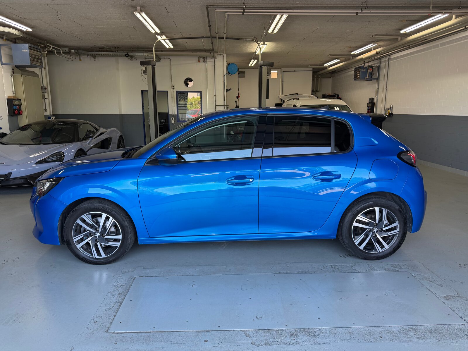 PEUGEOT 208 1.2 PureTech Allure EAT8