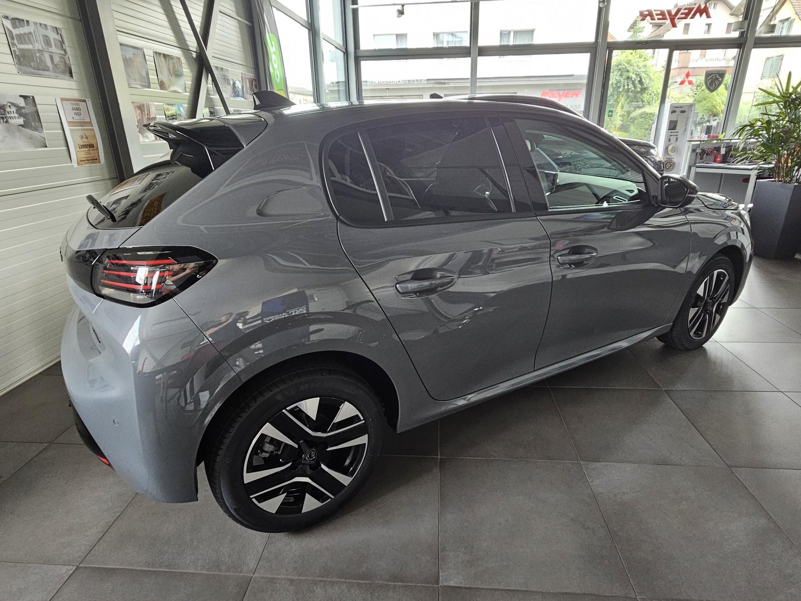 PEUGEOT 208 1.2 Hybrid Allure Premium, Mild-Hybrid Petrol/Electric, New car, Automatic - 3