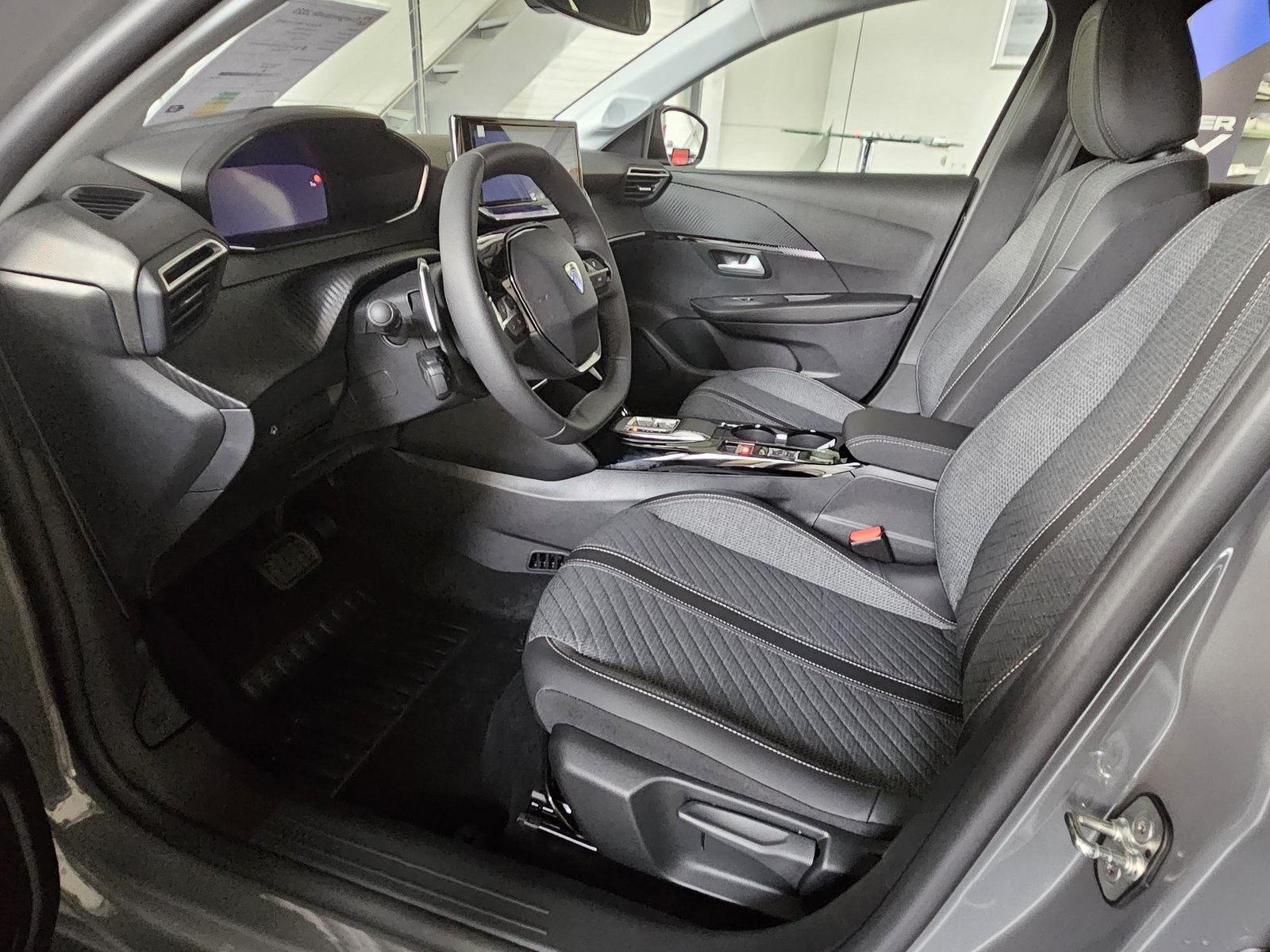 PEUGEOT 208 1.2 Hybrid Allure Premium, Mild-Hybrid Petrol/Electric, New car, Automatic - 6
