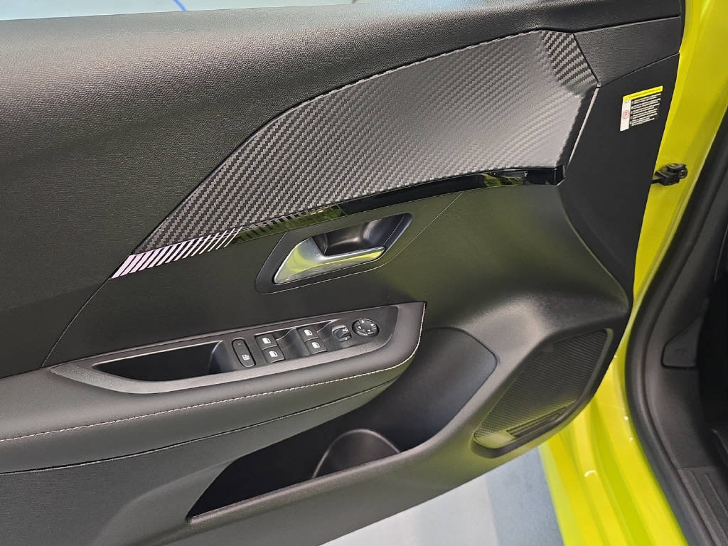 PEUGEOT 208 1.2 Hybrid Allure Premium, Mild-Hybrid Petrol/Electric, New car, Automatic - 6