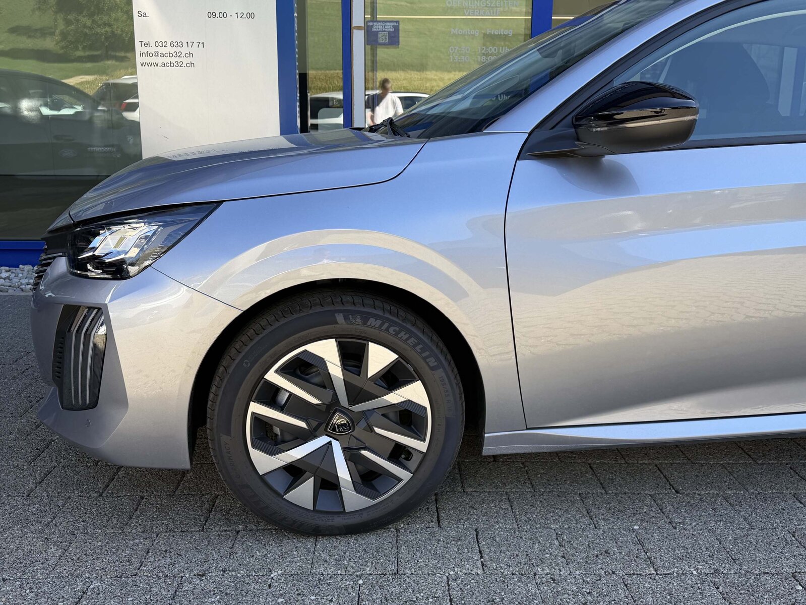 PEUGEOT 208 1.2 Hybrid Business, Mild-Hybrid Petrol/Electric, New car, Automatic - 4