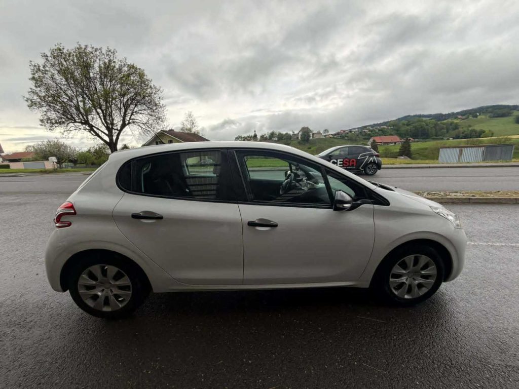 PEUGEOT 208 1.2 VTi Intuitive, Benzin, Occasion / Gebraucht, Handschaltung - 5