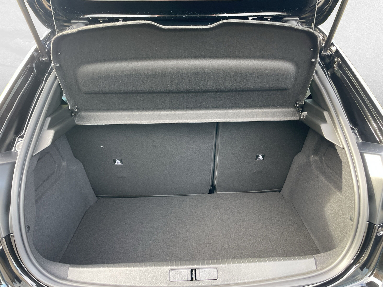 PEUGEOT 208 1.2 Hybrid Allure Premium, Mild-Hybrid Petrol/Electric, Second hand / Used, Automatic - 6