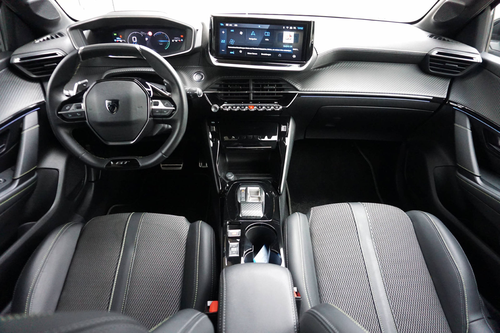 PEUGEOT 208 1.2 Hybrid 136 GT, Hybride Léger Essence/Électricité, Occasion / Utilisé, Automatique - 4