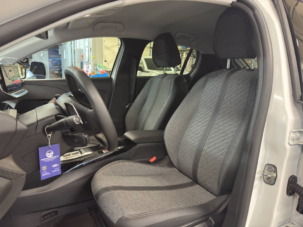 PEUGEOT 208 1.2 Hybrid Allure, Full-Hybrid Petrol/Electric, Second hand / Used, Automatic - 5