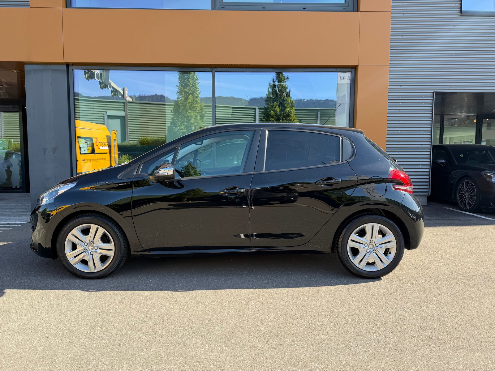 PEUGEOT 208 1.2 PureTech Signature S/S, Benzin, Occasion / Gebraucht, Handschaltung - 2