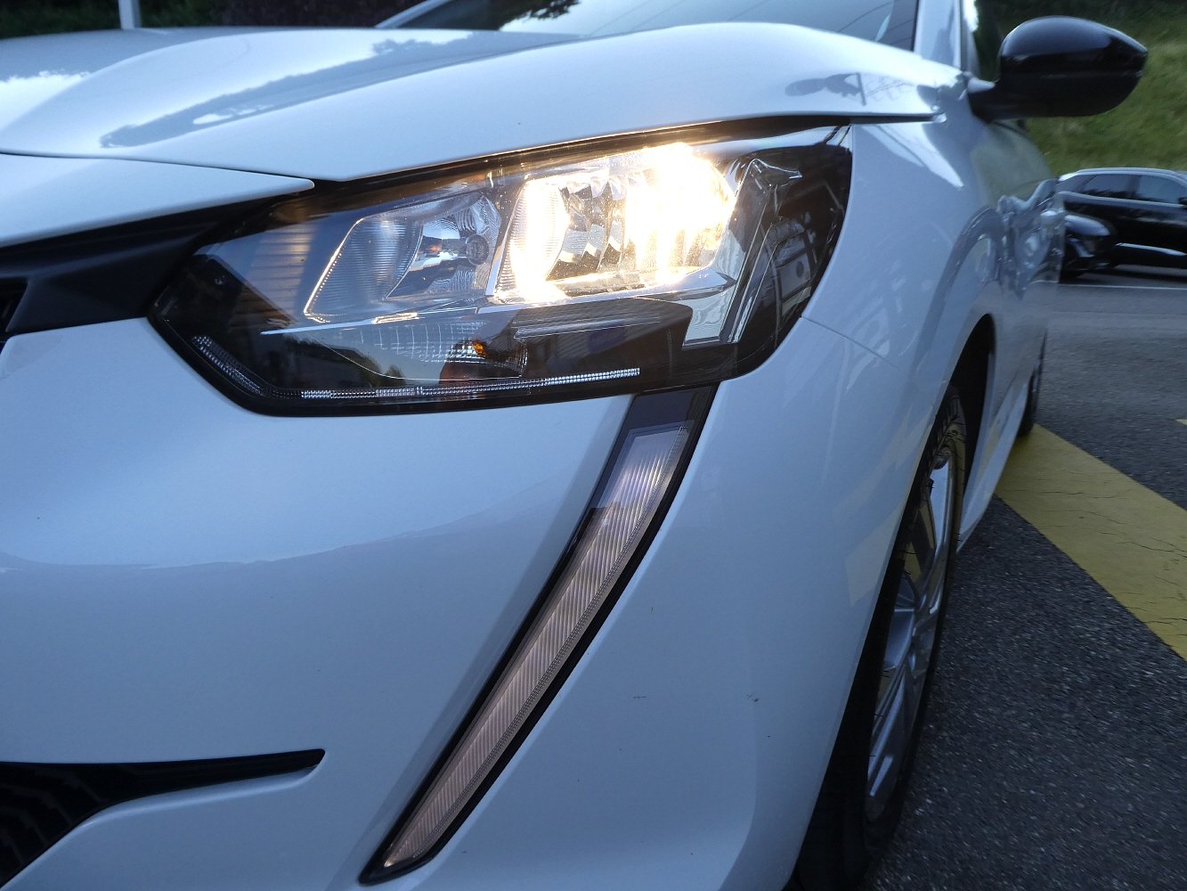 PEUGEOT 208 1.2 PureTech 100 Active Pack EAT8, Petrol, Second hand / Used, Automatic - 3