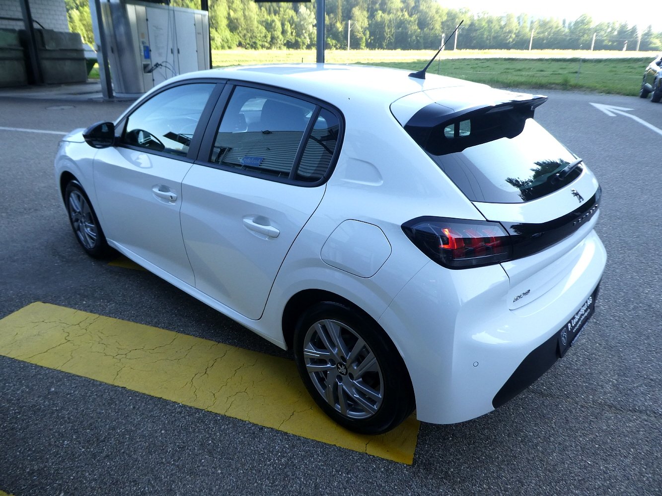 PEUGEOT 208 1.2 PureTech 100 Active Pack EAT8, Petrol, Second hand / Used, Automatic - 5