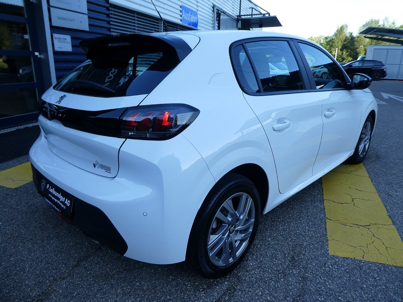 PEUGEOT 208 1.2 PureTech 100 Active Pack EAT8, Petrol, Second hand / Used, Automatic - 6