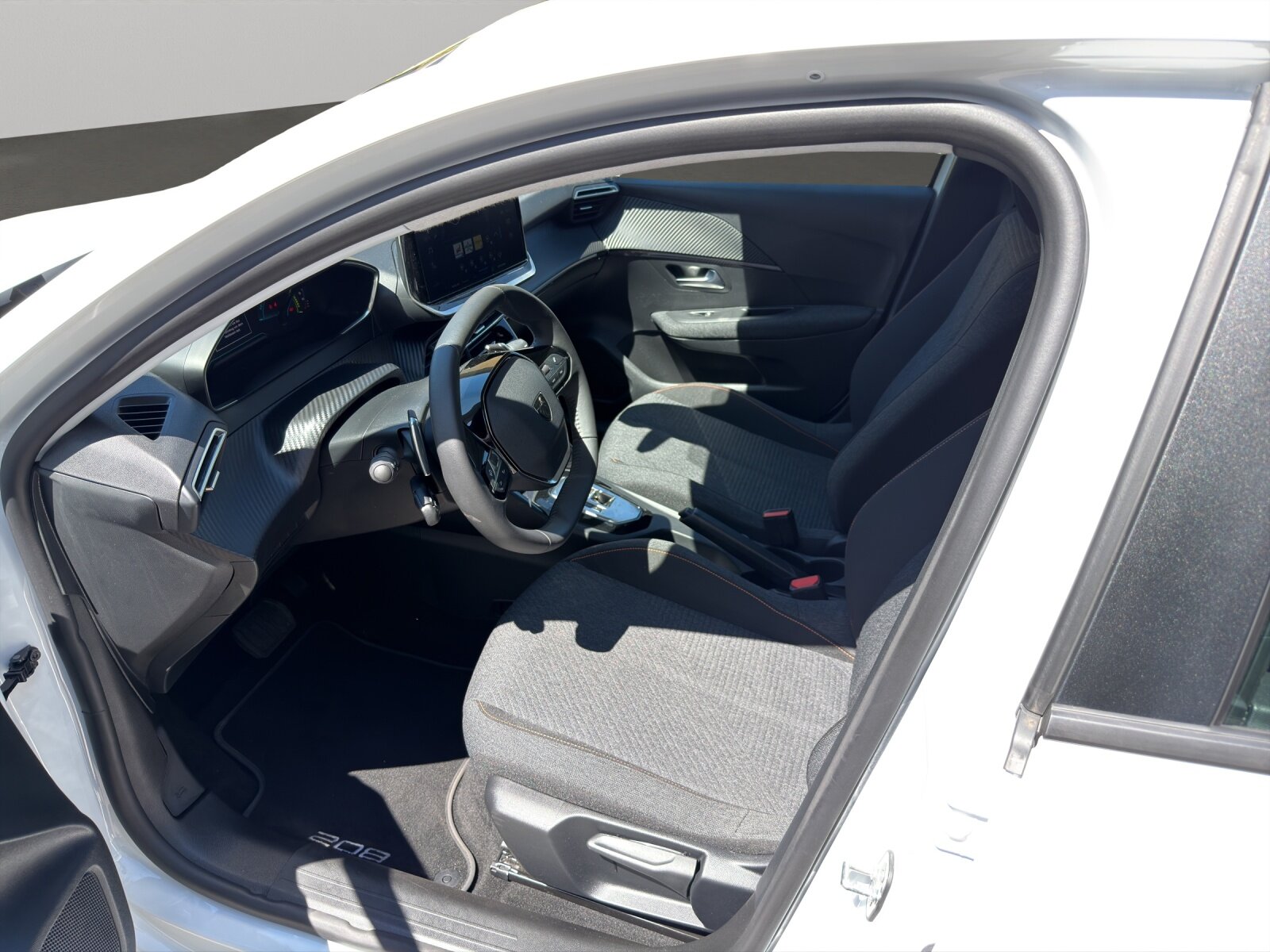 PEUGEOT 208 1.2 Hybrid Style, Voll-Hybrid Benzin/Elektro, Occasion / Gebraucht, Automatik - 4