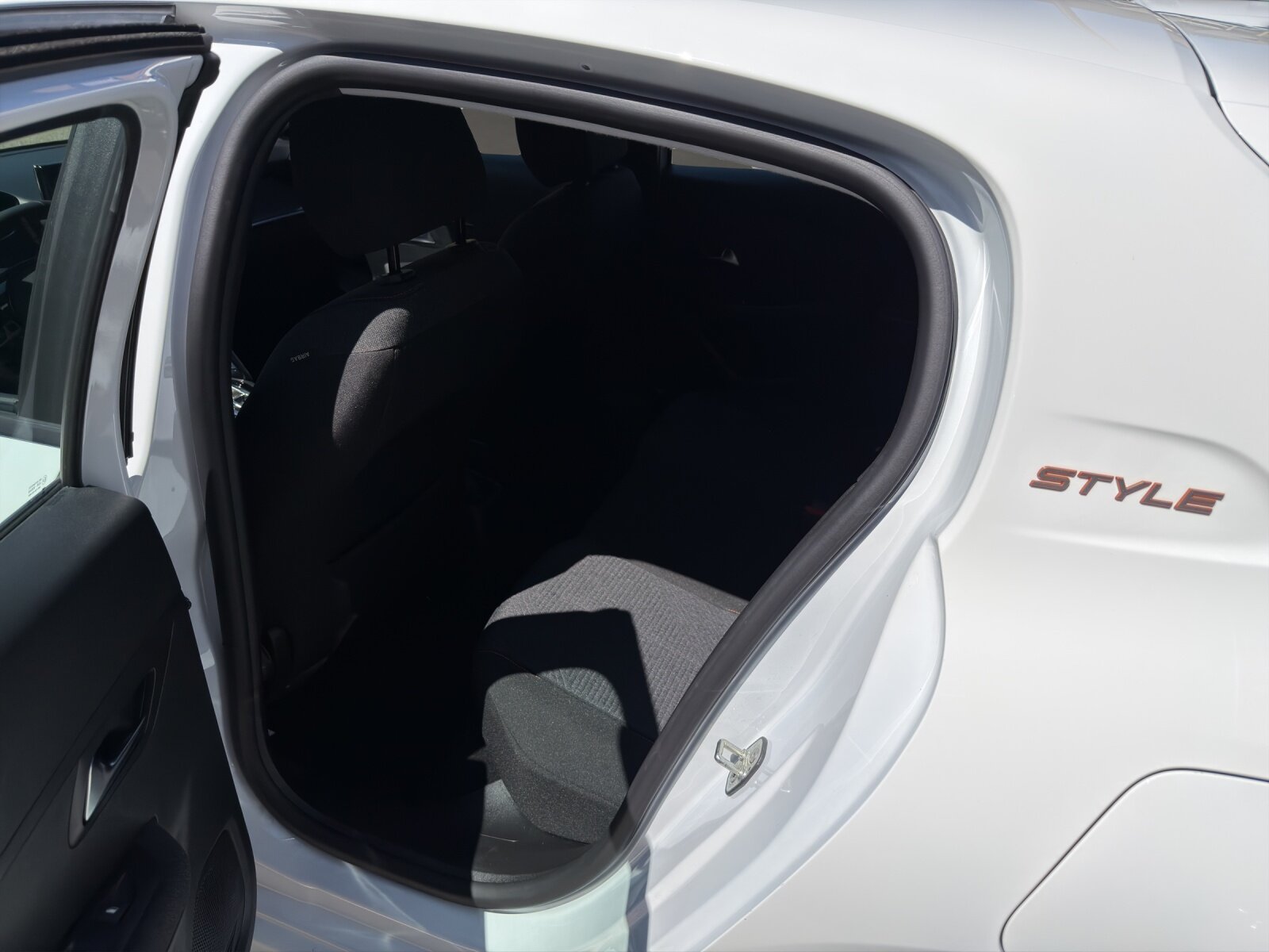 PEUGEOT 208 1.2 Hybrid Style, Voll-Hybrid Benzin/Elektro, Occasion / Gebraucht, Automatik - 5
