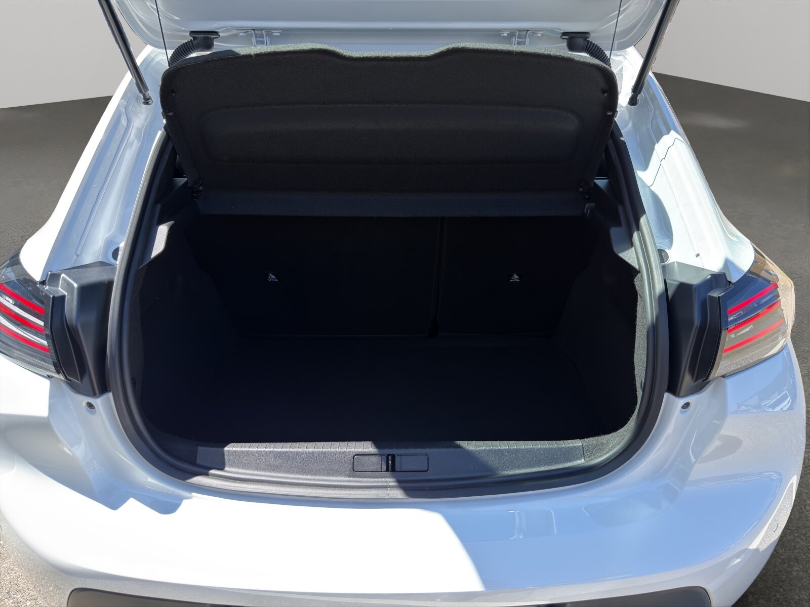 PEUGEOT 208 1.2 Hybrid Style, Voll-Hybrid Benzin/Elektro, Occasion / Gebraucht, Automatik - 6