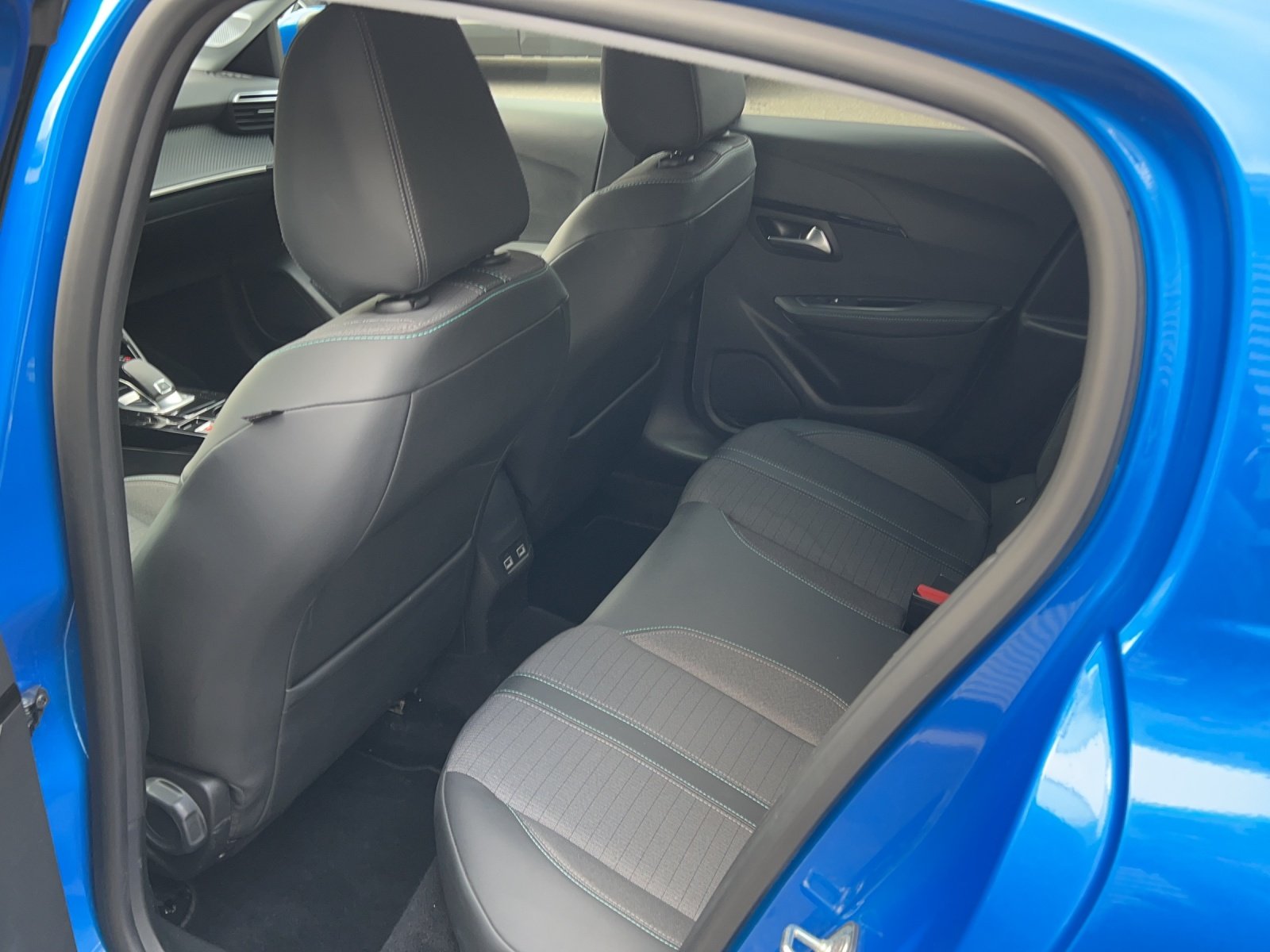 PEUGEOT 208 1.2 PureTech 130 Allure Pa, Benzin, Occasion / Gebraucht, Automatik - 5