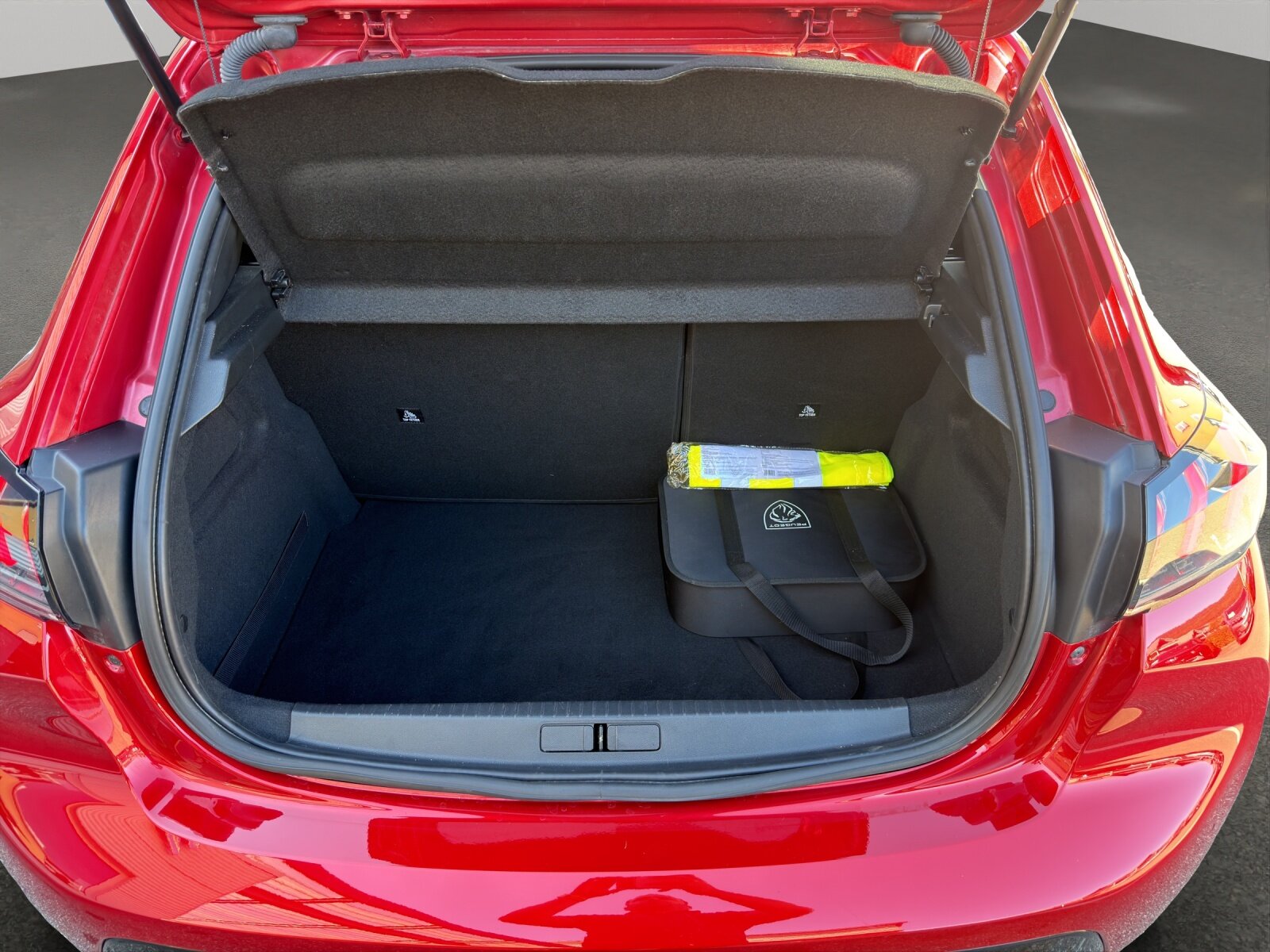 PEUGEOT 208 e-GT Pack, Électrique, Occasion / Utilisé, Automatique - 6