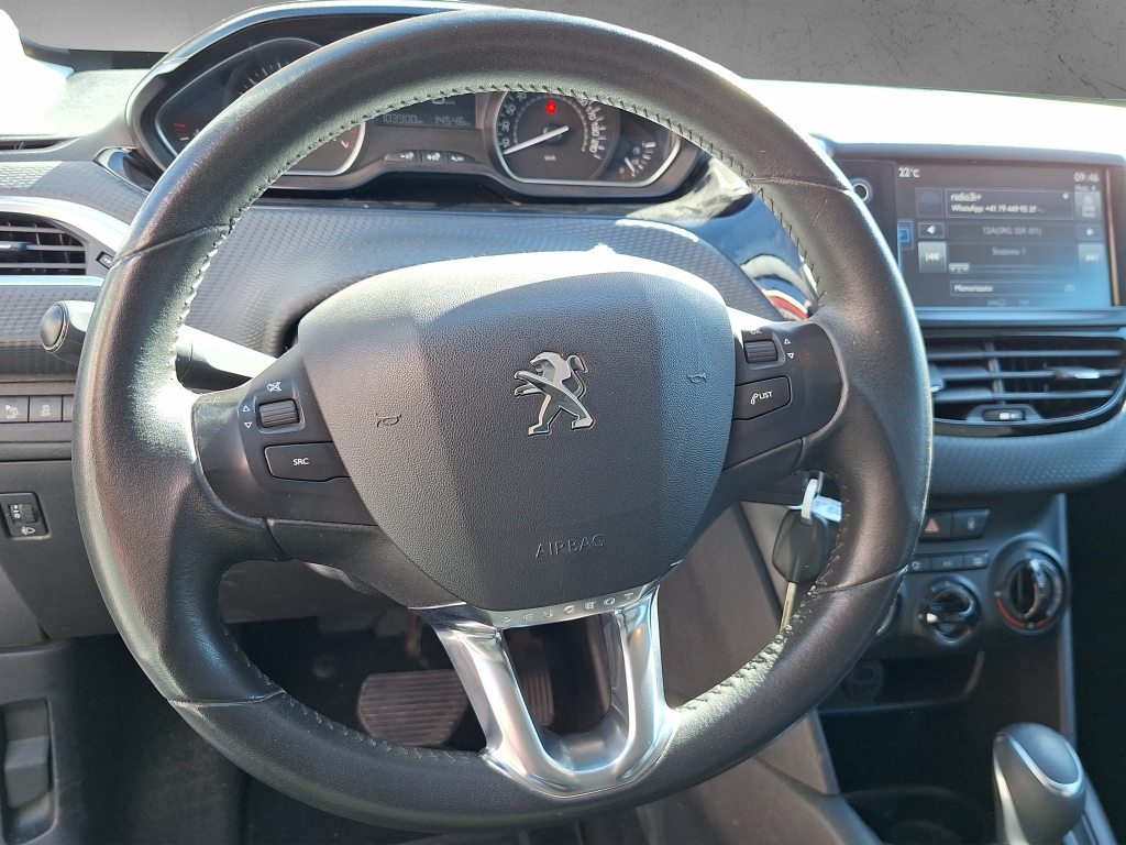 PEUGEOT 208 1.2 PureTech Style S/S, Benzin, Occasion / Gebraucht, Automatik - 7