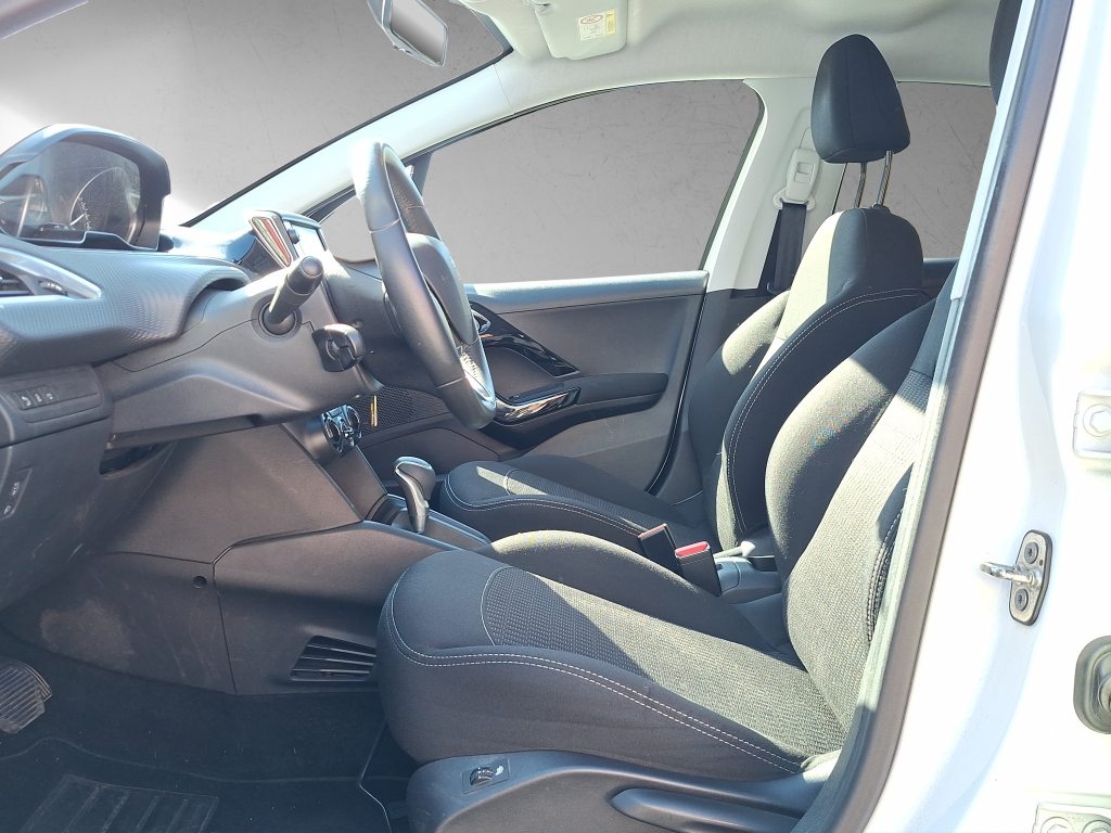 PEUGEOT 208 1.2 PureTech Style S/S, Benzin, Occasion / Gebraucht, Automatik - 6