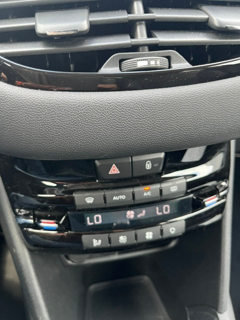 PEUGEOT 208 1.6 VTi Allure, Petrol, Second hand / Used, Manual - 5