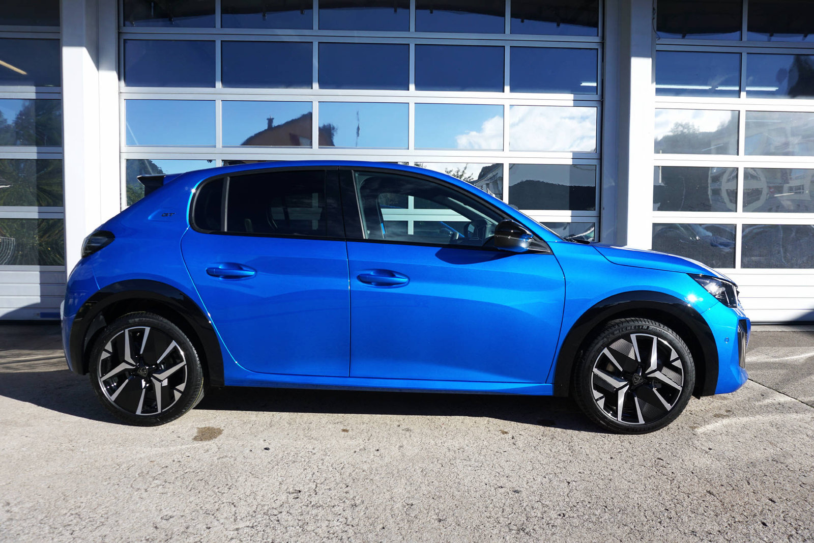 PEUGEOT 208 1.2 Hybrid GT, Mild-Hybrid Benzin/Elektro, Vorführwagen, Automatik - 2