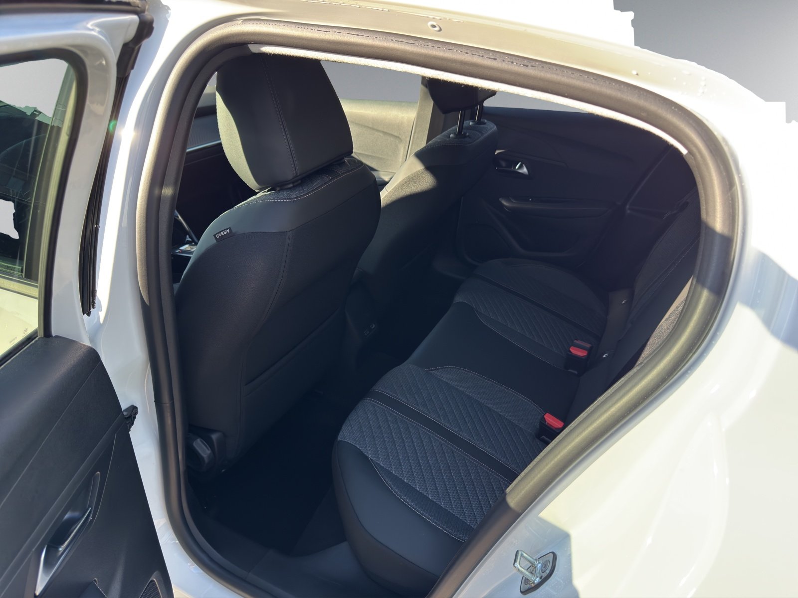 PEUGEOT 208 1.2 Hybrid Allure Premium, Voll-Hybrid Benzin/Elektro, Vorführwagen, Automatik - 5
